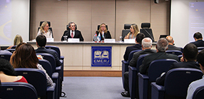 A palestrante Carmen Silvia Arruda com os desembargadores Luciano Barreto e Inês Trindade com a professora Thaís Marçal