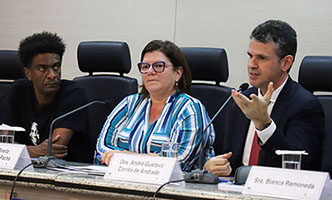 Os magistrados Andrea Pachá e André Andrade e o humorista Helio de la Peña