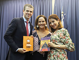 Os magistrados André Andrade,  Katerine Jatahy Kitsos Nygaard e Adriana Mello com os livros “Liberdade de Expressão em Tempos de Cólera” e “Feminicídio”