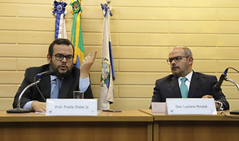 O palestrante convidado, professor Fredie Didier, e o presidente do Fórum Permanente de Processo Civil da EMERJ, desembargador Luciano Rinaldi
