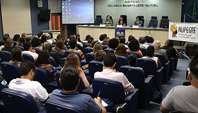 O auditório da EMERJ com os palestrantes e participantes